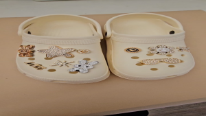 Charm gắn dép sticker cross sục mẫu B42 giả kim