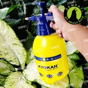 SEMPATI KYOKAN 2 LITER MURAH ORIGINAL SEMPATI Sprayer Semprotan Air Mandi Burung 2 Liter Kyokan Semprotan Air Hand Sprayer 2 Liter L Botol Semprot Jet Spray Preassure Desinfektan Sangkar Kandang Mandi Burung Kucing Anjing Bunga Tanaman Serba Guna KYO2LIT