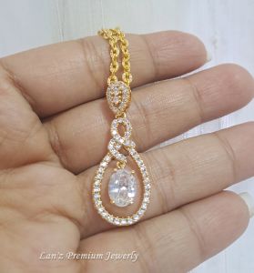 Liontin Dancing Griselle Betabur Kristal Berlian 24K (Emas)