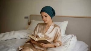 2 chiếc mũ lụa có thể điều chỉnh dùng để đội khi ngủ lót vải satin phù hợp cho cả nam và nữ kiểu mũ trùm đầu lụa.