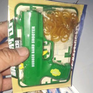 Một cái mô hình trưng bày bắn thun bằng nhựa dài 12cm