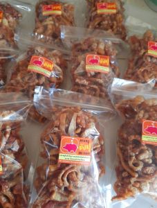 แคบหมูกึ่งสำเร็จรูป pork crackling แคบหมูทอดเอง น้ำหนัก 1000 กรัม สามารถนำไปทอดเองได้ เก็บไว้ได้นาน