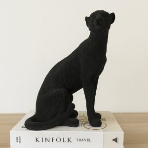 เสือดำ เสือดำกำมะหยี่ เสือดำ ที่ดูน่าเกรงขาม สง่า หรูหรา รูปปั้นเสือดำ