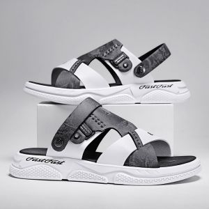 Sandal Pria 2025 Pakaian Luar Musim Panas Sandal Baru Anti Slip Anti Bau Ringan Dipakai Sandal Kasual Pria Berkendara Nyaman