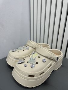 I รองเท้าเสริมส้น สูง 7 เซนติเมตร แถมตัวติดให้ฟรี รองเท้าแฟชั่นรองเท้าเปิดส้น รองเท้าหัวปิด รองเท้าหัวโตผู้หญิง ลายผีเสื้อ KS BL 1288  สี ขาว ครีม  ขนาด  36-41