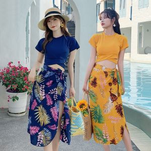 Bộ đồ bơi ba món kiểu dáng Hàn Quốc kín đáo với áo bơi có tay quần short và khăn choàng họa tiết cây lá mùa hè 8107