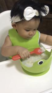 IKEAชุดอุปกรณ์ทานอาหาร 4 ชิ้น พลาสติกปลอดภัย ไม่ตกแตก สามารถใช้ซ้ำได้ 3 สี, ชุดอุปกรณ์ทานอาหารลายกบเจ้าตัวน้อยฝึกทานอาหาร, พลาสติกกันเปื้อน, ผ้าอ้อม, ภาชนะบรรจุอาหารสำหรับทารกชามและแก้วน้ำใช้กับไมโครเวฟได้, อุ่นอาหารได้ที่อุณหภูมิสูงสุด 100°C