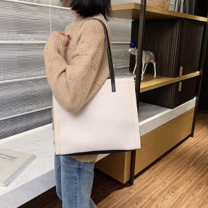 Psion งานปังพร้อมส่ง กระเป๋าสะพายแฟชั่นผู้หญิง วัสดุหนัง PU ทรงสวย ดีไซน์เรียบหรู แมทช์ชุดไหนก็ดูดีดูจึ้ง จะสะพายไปทำงานก็ดี สะพายไปเที่ยวก็เก๋ กระเป๋าสวยๆราคาดีๆแบบนี้ไม่มีไม่ได้แล้ว