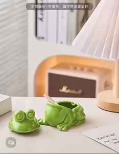 FFBH Cute Frog Ashtray Ceramic Ashtrays Elegant Aesthetic Ashtray Luxury Creative Decorative Ashtrays with Lid Smoke Accessories K7M2P