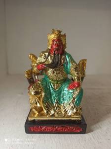 กวนอูนั่งบัลลังก์จับหนวดขนาดสูง4นิ้วงานเรซิ่นชุบทองเค