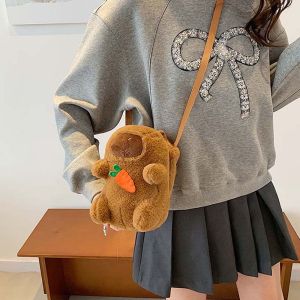 MOIRA ตุ๊กตาผ้าพลัฌ กระเป๋าสะพายข้าง Capybara คาวาอิ แบบพกพาได้ กระเป๋าสะพายลายการ์ตูน แครอทสำหรับกลางคืน สายรัดปรับได้ กระเป๋า Sylvanian families สำหรับนักเรียน