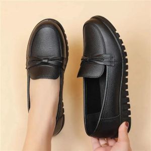 [Free Shipping] WomenS Flat Fashion Casual Slip-On Shoes Mom Shoes Leather Shoes WomenS Shoes 2026 Versatile Classic Shoes