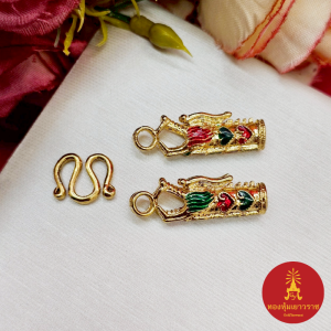 อะไหล๋หัวจรวดสีทอง ลายมังกรลงยาพร้อมตะขอตัวเอ็ม ขนาด 0.6x2.5 cm แพ็คละ 1 ชุด อุปกรณ์ diy สำหรับใส่สร้อย ดีไซน์สวยงาม