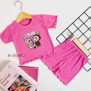 BOBOHO - SETELAN KAOS LABUBU LENGAN PENDEK KRIWIL DAN CELANA PENDEK KRIWIL LOKAL BAYI PEREMPUAN / SETELAN ANAK PEREMPUAN CASUAL