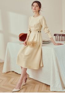 Đầm xòe kem trơn cổ tròn tay dài cổ tròn