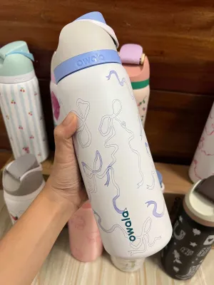 Bình giữ nhiệt Owala 32oz Freesip giữ đồ uống nóng và lạnh giữ lạnh đến 24 giờ.