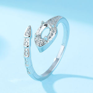 Nhẫn hình rắn nhỏ kiểu dáng phổ biến có thiết kế hở để gắn các loại đá quý như kim cương và đá nhiều màu. Hình dạng bầu dục kích thước 4*6 mm.