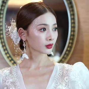 Trang sức tóc cô dâu Hàn Quốc lược cài tóc thủ công tinh xảo đính kim sa hạt cườm và miếng dập hoa phía sau phụ kiện váy cưới tinh tế.