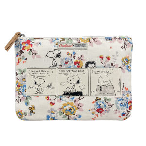 Cath Kidston x Peanuts Limited Edition รุ่นที่ จำกัด Canvas Pouch กระเป๋าผ้าใบ กระเป๋าเครื่องสำอางSnoopy Kingswood Rose Floral Pattern รูปแบบการ์ตูนและดอกไม้Warm Cream Color 105394517239102