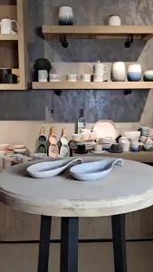 FFBH Ceramic Spoon Rest Nordic Retro Kitchen Glaze Utensil Holder Kitchen Creative Aesthetic Cooking Spoon Stand Household Items T2Y7B