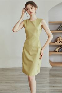 Đầm suông trơn màu váng kem cổ tròn sát nách