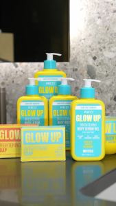 Kem dưỡng thể làm sáng da Red by Kiss Glow Up chứa Axit Kojic Nghệ & Glutathione dành cho các vết thâm tăng sắc tố da sẹo mụn ở cơ thể & da không đều màu 16.23 fl oz