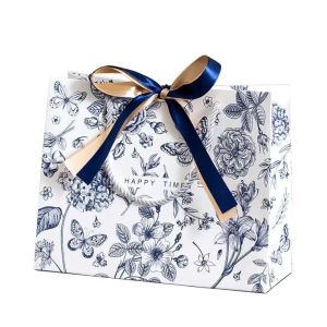 ถุงกระดาษสวย พร้อมริบบิ้น2สี ลายดอกไม้น้ำเงิน/เเดง มีคำ เเทบกลาง ลายเรียบหรู ใส่ของชำร่วย