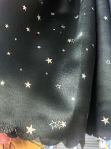 Brown curtains with silver star patterns. 100% polyester. 70x140cm.