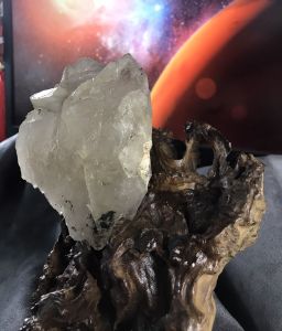 Đá Thạch Anh ám khói vị chúc cộng sinh tóc vàng 1kg lên đế gỗ Ms433