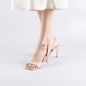 MellowCo รองเท้าส้นสูงรัดข้อหนังแมท ส้นเพชร สูง 4 นิ้ว รุ่น Call Me Camellia 3-4309