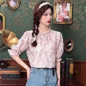 AMMIN เสื้อคอตั้งผ้าชีฟอง Sablon Bunga เปื้อนลายหวานสำหรับผู้หญิงเสื้อเบลาส์หรูหราแขนพองแฟชั่นแขนสั้นสำหรับฤดูร้อน2024