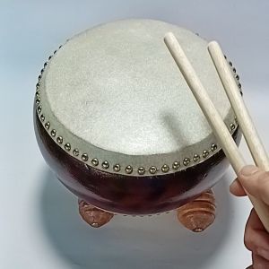 กลองแดง หน้า 8 นิ้ว มีขาตั้ง ไม้ตี 1 คู่ ไม้มะม่วง หนังวัวแท้ เสียงดี เด็กตีเล่นได้ เสริมทักษะ ตั้งโชว์เสริมฮวงจุ้ย สิริมงคล แก่อาคารบ้านเรือน