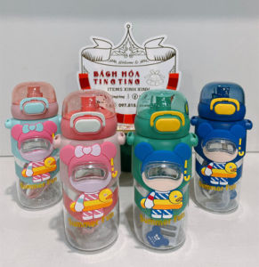 Bình nhựa Tritan nắp bật 600ml ống hút tháo rời có dây đeo hình gấu ngộ nghĩnh kèm sticker 2D 3D - TingTing