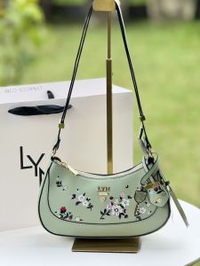 LYN STYLISH New Collection 2025 กระเป๋าทรงพอช สะพายไหล่สุดชิค Size9" สินค้ามาใหม่ชนช็อปSALE 60-70%OFF แท้outlet💯