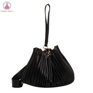 【Fashion Park】♬ กระเป๋าสะพายไหล่มีจีบแฟชั่นผู้หญิงกระเป๋าถือทรงถังหนัง PU