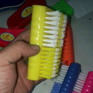 Chiếc bàn chải vệ sinh và dụng cụ nhà tắm