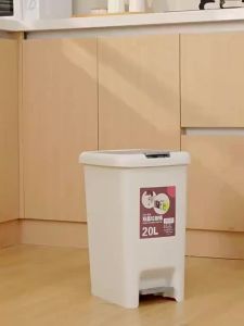 FCMEIZHUFU Step-Activated Large Capacity Household Bin with Lid