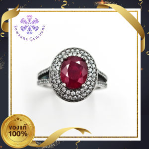 แหวนพลอยทับทิม สีแดงล้อมด้วยเพชร CZ (Cubic Zirconia) 2 ชั้น และด้านข้างก้านแหวนมีเพชรสวิส ตัวเรือนเงิน 92.5% แหวนทรงผู้หญิง เป็นแหวนพลอยเม็ดใหญ่ ตัวเรือนมีการชุบดำ สามารถปรับเปลี่ยนเป็นสีทองคำขาว ทอง หรือพิงค์โกลด์