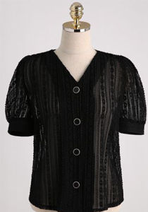 QKKshop เสื้อคอวีลายลูกไม้แขนตุ๊กตา👸👸  สุดสวยงามอยู่น้าาา มี3สีสันให้เลือกซื้อกันเลยจ้าาา🔥🛒