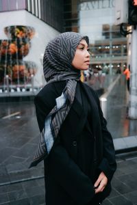 AMEERA ZAINI ASTRID COTTON VOILE SQUARE SCARF TUDUNG BAWAL ( ORIGINAL)