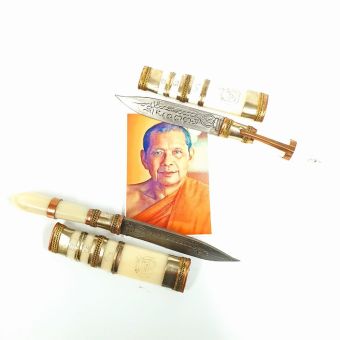รูปจากผู้ขายบน Lazada: มีดหมอชาตรีหลวงพ่อฤาษีลิงดำ มีดฝักงาพุทธาภิเษกงานพิธีเป่ายันต์เกราะเพชร ตั้งราคา ฿299 ขายแล้ว 581 ชิ้น
