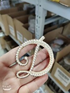 26 Alphabet Pearl Brooches Alloy Pins Fashion Jewelry Accessories for Clothing