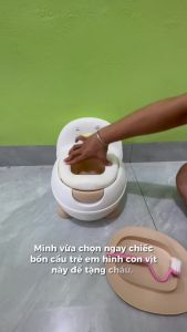Bồn Cầu Trẻ Em Con Vịt Cao Cấp QANAHOMES Bô Tập Đi Vệ Sinh Cho Bé Có Tựa Lưng Thiết Kế Tiện Lợi