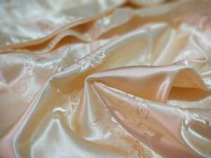 ผ้าห่ม ผ้าแพร Jacquard Satin ผลิตจากเส้นใยสังเคราะห์โพลีเอสเตอร์ (Polyester) ขนาด 5 ฟุต และ 6 ฟุต ให้ความเงางาม มันวาว สวยงามน่าสัมผัส ไม่เก็บกักฝุ่นละออง ลดปัญหาไรฝุ่น ดูแลง่าย ซักง่าย แห้งเร็ว