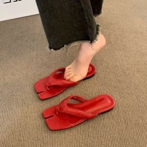 [Free Shipping] Non-slip flat sandals versatile flip-flops for women summer soft-soled fashion clip-on beach sandals 2026 new model