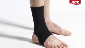 Hỗ trợ mắt cá chân nén thương hiệu ACE kích thước nhỏ/trung bình màu đen 1/gói