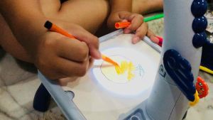 โต๊ะวาดรูปของเล่น มีแผ่นสไลด์ 4 แผ่น โต๊ะวาดเขียนโปร