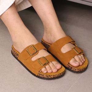 รองเท้าแตะหนังกลับแบบสวม สายคาดคู่ แต่งหัวเข็มขัดโลหะปรับขนาดได้ วัสดุไม้ก๊อกเสริมด้วยชั้นโฟม ซับในหนังกลับนุ่ม พื้นรองเท้ายาง EVA ยืดหยุ่นและน้ำหนักเบา ใส่ได้ทั้งผู้หญิงและผู้ชาย #sy2031