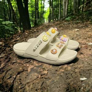 ( Xả kho) Dép cross 2 quai chính hãng tặng 10 sticker xuất xịn đi mưa nam nữ màu kem