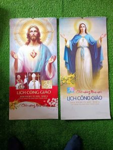 Lịch Treo Tường Công Giáo 2026 gồm 4 tờ dày Hình Chúa Mẹ Thánh Gia Bìa Cứng In 2 Tháng 1 Tờ in 2 mặt Lò Xo 33x70cm